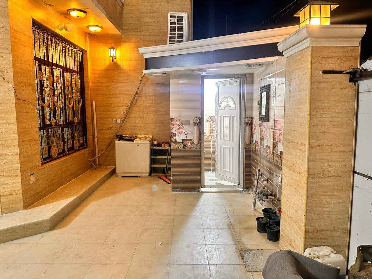 السلام عليكم بيت للبيع منطقه حي الرحمه قريب على الشماعية المساحه 150 متر 7.5*20 بناء حديث 2017 كامل %100 من واجهة الى ازغر التفاصيل ***********
