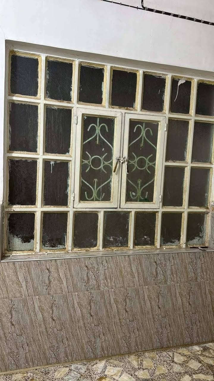 بيت للإيجار.                         غرفه وصاله ومطبخ وستقبال ومحل.  الموقع حي العسكري شارع  السبيس الفرع المقابيل الاستدارة الثانيه 
ملاحظه الماء والكهرباء من ضمن الايجار 
***********
سعر الايجار250مع المجال
