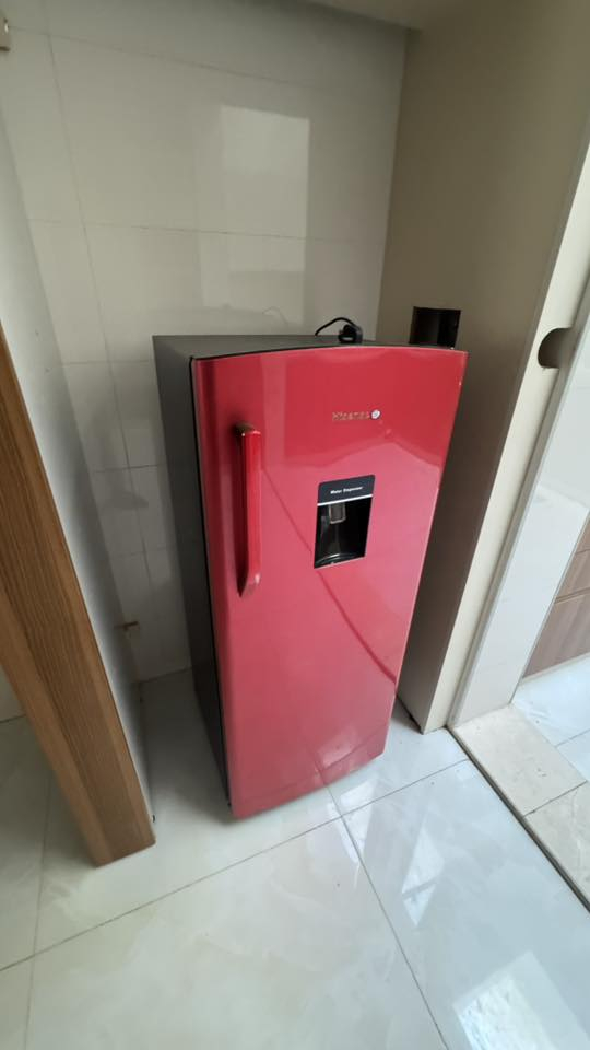 مكتب ابيض خشبي 700,000 دينار (ميز + كرسيين + قطعتين ويا جرارات + كومتي طويل)، ميز كبير لون جوزي 3 قطع 1,500,000 دينار (ميز رئيسي + كومتي طويل + قطعة اضافية + 3 كراسي + ميز صغير)، ميز ابيض كبير قطعة وحدة 600,000 دينار، ساعة قديمة 350,000 دينار، ثلاجة مارونية 200,000 دينار، تلفزيون سامسونج كبير اصلي الشاشة ما تشتغل 100,000 دينار، الاسعار بيها مجال للجادين ***********
