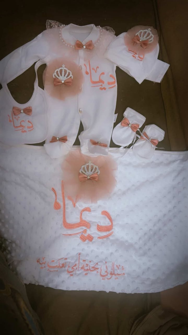 هلو حبايب شونجن اني عندي ذني سيتين مال استقبال بالجيس مامستعملات ابد لان غلطو وياي بجنس الجنين لحد يوم العمليه ياله عرفو ولد مو بنيه المهم بنات الي حامل ببنيه وتريد تسميهه ديما هذا سيت جاهز مخيط ومطرز 
وسيت حضينه وكماط هم مخيط ومطرز 
وسيت مصدات سرير شكل فيل 
وتكدرين تعدلين الاسم يم الخياط او تحطيله فيونكه او شي الي يعجبجن لان حرامات ابقيهن واني بعد ماصير حامل 
السيتين اثنينهن احسبهن ب50 
وسيت المصدات ب20
ابد ممستعملات وبجيسهن 
التحب تاخذهن عالخاص وتدللون


**إذا كنت صاحب هذا الإعلان وتريد حذفه لأي سبب، رجاءا أرسل رسالة إلى الدعم الفني**