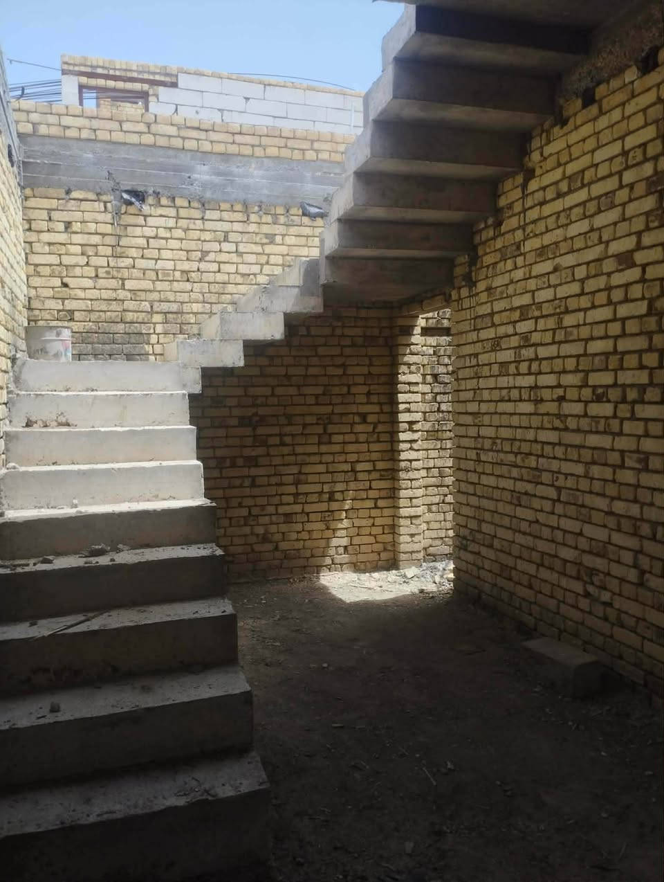� فرصة مميزة لامتلاك بيت هيكل زراعي بموقع حيوي وسعر مناسب 🏡

إذا تبحث عن بيت تكمله حسب ذوقك وفي منطقة مخدومة، فهذه فرصة تستحق الاهتمام.

📍 الموقع:قريب من الحي الصناعي، مقابل شركة الناظر للزيوت.

🔹 نوع العقار: بيت هيكل زراعي.
🔹 المساحة: 200 متر².
🔹 التوزيع: غرفتان، صالة، استقبال، مطبخ، صحية داخلية وصحية خارجية.
🔹 البناء:طابوق.

✅ شارع صب.
✅ مجاري مكتملة.
✅ ماء وكهرباء.
✅ مولدة.
✅ منطقة مخدومة بالكامل.
✅ مشمول بالتطويب.

💰 السعر: 55 مليون دينار فقط.

📞 للاستفسار والمعاينة:
مكتب نجمة الإبداع للعقارات
📱 ***********
📱 ***********
📱 ***********

✨ لا تضيع الفرصة… موقع ممتاز، خدمات متكاملة، وسعر منافس يناسب السكن أو الاستثمار

