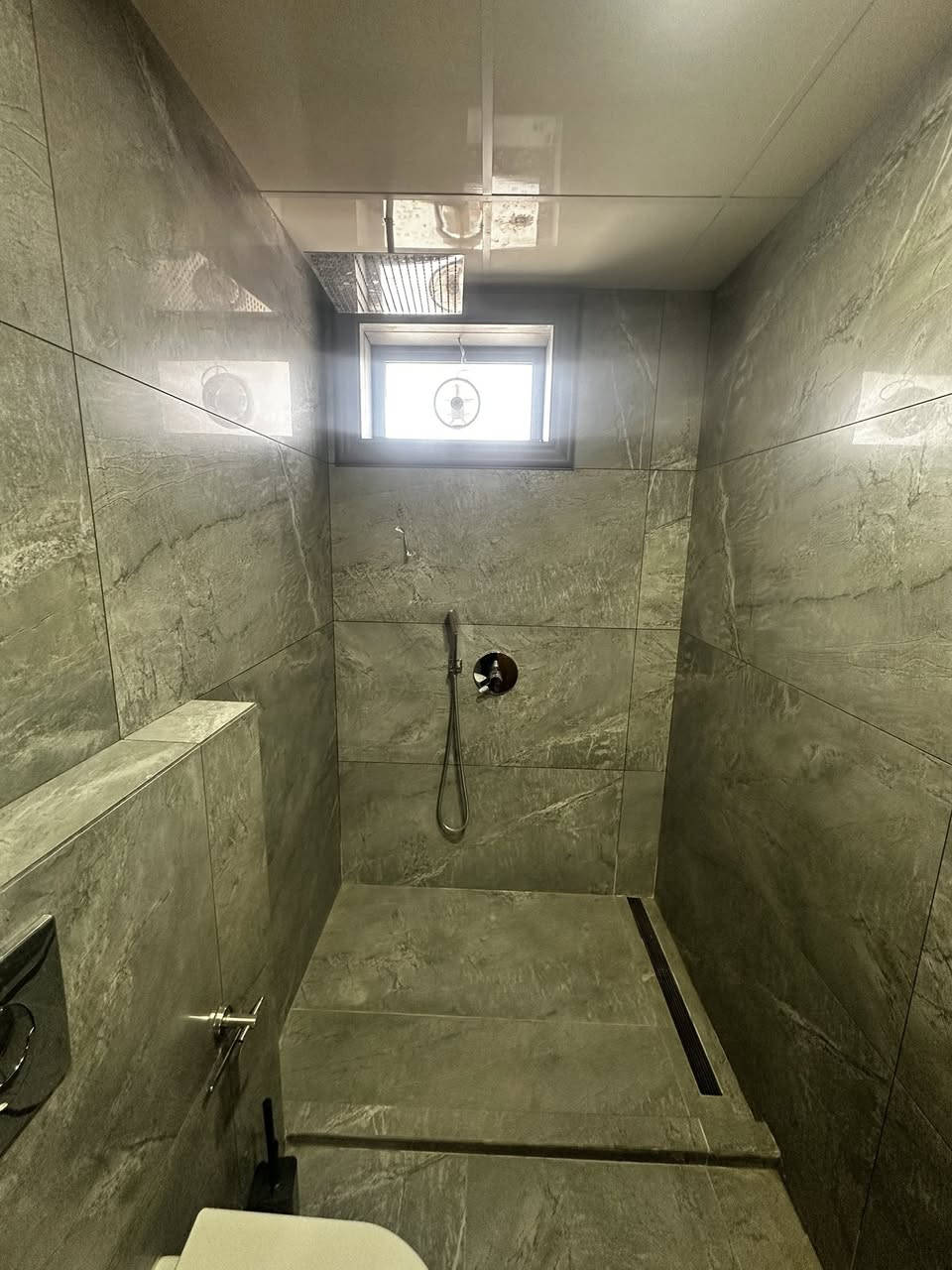 شقة جديدة مؤثثة في مجمع جوهرة المحيط، مساحة 200 متر، 3 غرف نوم، صالة و استقبال و 3 حمامات، ركنية مع 3 بالكونات مع أجمل اطلالة من جميع البالكونات

للتواصل 

***********
