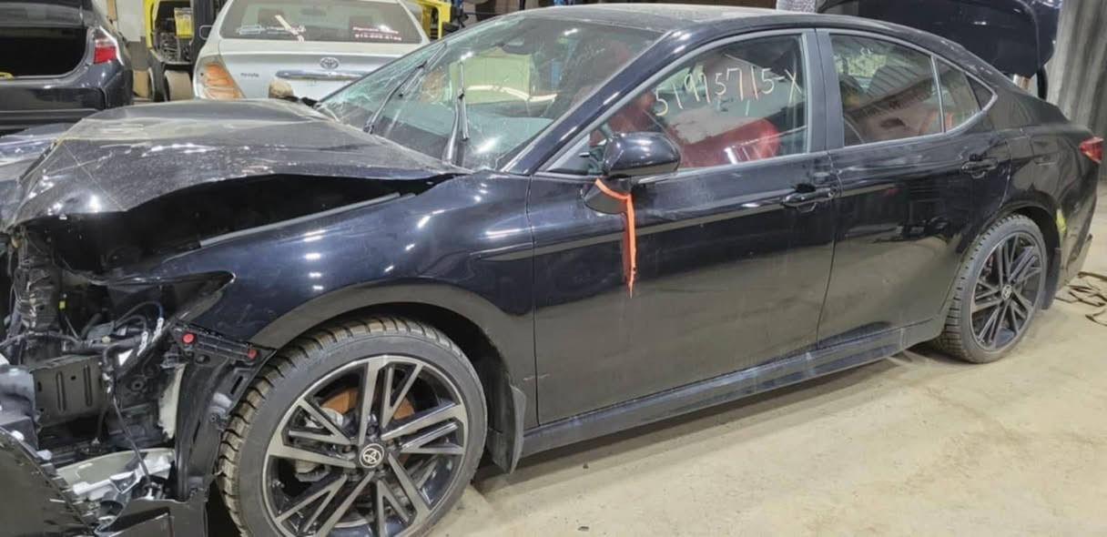 � للبيع تويوتا كامري 2025 أمريكي حادث بنيد رقم بغداد جديد سياره  ماشيه  ٣٤ ألف قابل للزياده
⭐ مواصفات XSE فوول مواصفات
⚫ اللون: اسود دشبول أسود ووماروني❤️
⚙️ المحرك: 2500 هايبرد 
المواصفات:
✔️ بصمة تشغيل + دخول ذكي
✔️ شاشة لمس كبيرة
✔️ Apple CarPlay & Android Auto
✔️ كاميرا خلفية + حساسات
✔️ نظام رادار (تنبيه خروج المسار)
✔️ مثبت سرعة ذكي
✔️ مانع تصادم أمامي
✔️ تحكم بالمقود
✔️ كراسي جلد رياضية ماروني
✔️ كراسي كهرباء مع تسخين وتبريد
✔️ فتحة سقف بانورما
✔️ وياله  XSE رياضي
✔️ إضاءة LED أمامية وخلفية
✔️ نظام صوت قوي
✔️ مكيف أوتوماتيك
✔️ أوضاع قيادة (Sport / Eco)
وبعد بيهه اهواي تفاصيل ما ذاكرهن مكاني بغداد*********** بغداد, العراق
