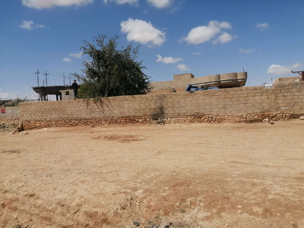 سلام عليكم
البيت للبيع مساحه اكثر من نص عرصه ودخل ربعه وستقبال وكيلدور وحمامات سيراميك  والبيت كامل تجي وتشوف بعيونك اللتواصل ***********
