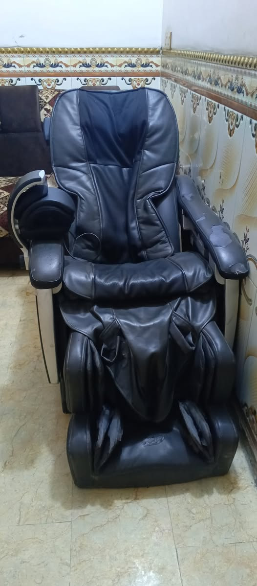 كرسي طبي عائلي روبو مساج تدليك جسم 

هو جهاز تقني مصمم لتقديم تجربة تدليك مشابهة لتلك التي يقدمها خبراء تدليك محترفون. يتميز بتصميم يشبه كرسياً عادياً، بحيث يمكن أن يكون جزءاً من أثاث منزلكِ أومكتبك. هذا الجهاز مجهز بأساليب وتقنيات متقدمة لتدليك الجسم، مثل الاهتزاز والضغط والتدليك والحرارة والضغط الهوائي، والتدليك بالأسطوانات، لتحفيز نقاط معينة في الجسم، ويمكن أن يستهدف مناطق محددة منه مثل الظهر والعنق والكتفين، مما يساهم في تخفيف التوتر وتحسين الراحة. 

👈 فوائد كرسي المساج :-
1. تقليل الضغط على الأعصاب 
2. تخفيف الآلام والشد العضلي
3. يحسن مرونة وحركة الجسم 
4. تحسين الدورة الدموية
5. تخفيف التوتر والإجهاد
6. يشجع على الاسترخاء وتحسين النوم
7. تقليل من تهيج القولون العصبي
8. انخفاض ضغط الدم 
9. انخفاض مستوى السكر وتحسين اعراض السكري
10. يساعد على تنظيم مستوى الهرمونات
11. يحفز إفراز الجسم للإندورفين
12. تقليل أعراض متلازمة ما قبل الحيض 

للحجز والاستفسار الاتصال 
#علاج طبيعي
#كرسي مساج 
#استرخاء
#مفاصل

#اجهزه تدليك 
#الام المفاصل مريكي سعره ٢٥٠  العنوان بغداد***********
