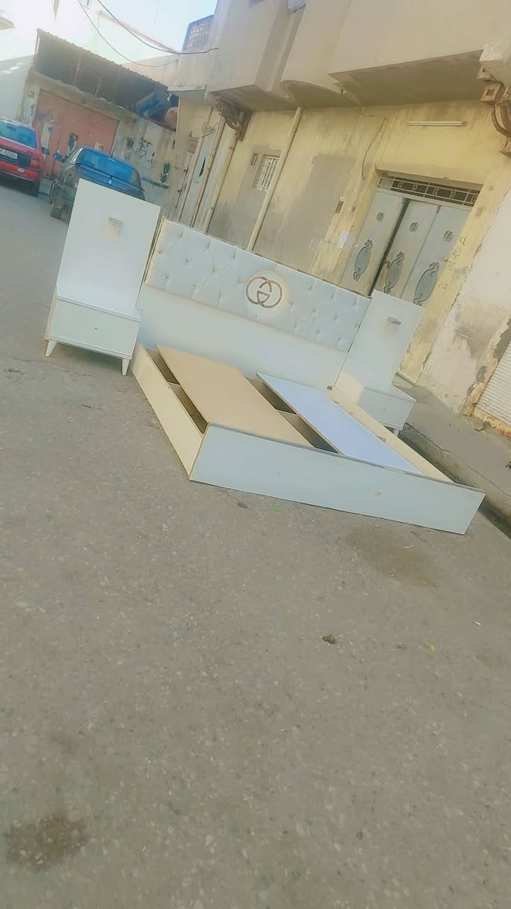 تخت نضافته ٩٠ بلميه خشب ثكيل ٧٠ قفل واصل بيتك شراين خبرو عل رقم ***********  ***********
