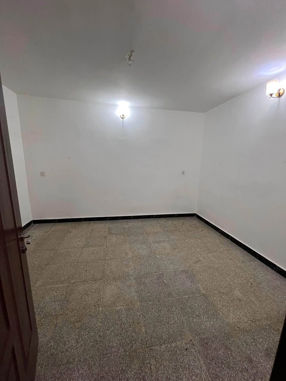٦٥ متر للايجار. يحتوي مطبخ صاله خدمات غرفه نوم وطابق ثاني ٢ نوم وخدمات بيت نضيف السيديه مربع تصنيع ايجار ٨٥٠ الف اتصال ☎️ ***********
