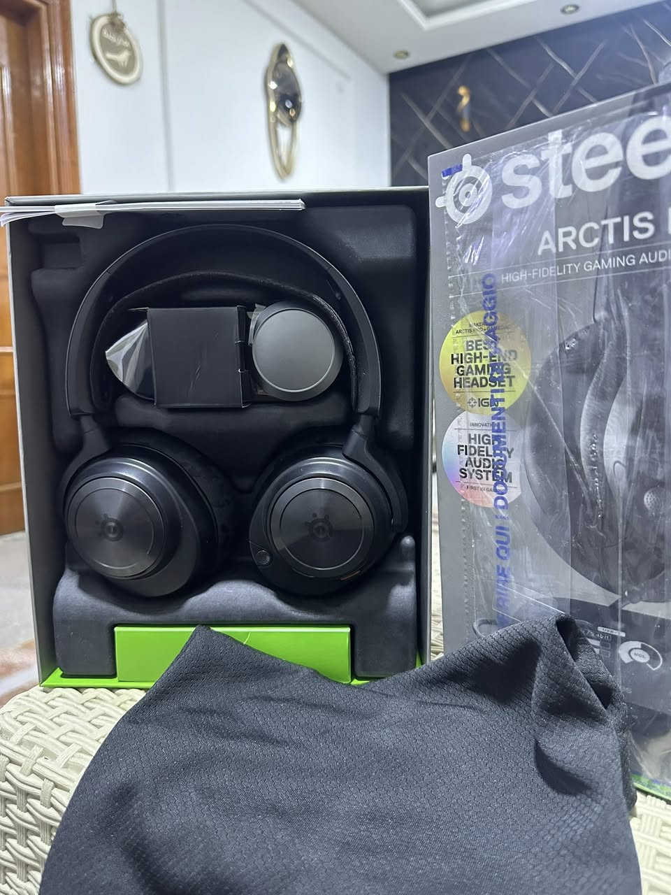 للبيع وحش الصوتيات SteelSeries Arctis Nova Pro - نسخة Xbox 🎧🔥

لعشاق الصوت النقي والاحتراف في الألعاب، متوفرة الآن السماعة الغنية عن التعريف والحاصلة على جوائز عالمية (IGN Best High-End Gaming Headset).

✨ المواصفات والمميزات:
• الموديل: Arctis Nova Pro (سلكية).
• نظام الصوت: تأتي مع جهاز GameDAC Gen 2 لتقديم دقة صوت عالية جداً (Hi-Res Audio Certified).
• التوافق: مصممة خصيصاً للـ Xbox وتعمل بكفاءة تامة أيضاً على PC.
• الميكروفون: عازل للضوضاء بتقنية الذكاء الاصطناعي لصفاء تام في المحادثات.
• الحالة: مستخدم قيل جدا /نظافة فول (كما موضح بالصورة).
✅ تجربة صوتية محيطية وتفاصيل دقيقة جداً تخليك تسمع خطوات العدو قبل ما يشوفك.
💰 السعر: [275]وبي مجال
📞 للتواصل: [***********].
توصيل مجاني
