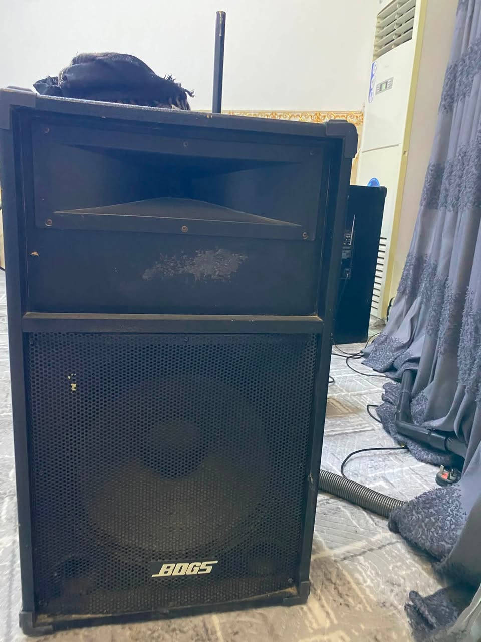 السلام عليكم شباب سماعات  حفلات/PA Speaker من ماركة BOGS، وبداخلها وحدة تضخيم مدمجة تحمل اسم Thunder. وهذه التفاصيل    .
* وحدة التشغيل (الأمبليفاير): Thunder.
* نوعها: سماعة نشطة (Active Speaker) لأن الأمبليفاير مدمج داخلها.
* حجم الووفر: يبدو تقريبًا 15 بوصة.
* المداخل:
    * مدخلان للمايكروفون (MIC1 و MIC2) بقياس 6.35 مم.
    * منفذ USB.
    * منفذ بطاقة TF/MicroSD.
* الاتصال اللاسلكي: تدعم Bluetooth.
* الراديو: تدعم FM.
* أزرار التحكم:
    * مستوى صوت المايك (MIC VOL).
    * الصدى (ECHO).
    * الجهير (BASS).
    * الحدة (TREBLE).
    * مستوى الصوت الرئيسي (VOLUME).
* الاستخدامات: مناسبة للحفلات المنزلية، المجالس، المناسبات، وتشغيل الموسيقى مع الميكروفون    النوع: Multimedia Speaker (سماعة متعددة الوسائط).
* بلد الصنع: الصين (Made in China).
* جهد التشغيل: AC 220–240V.
* التردد الكهربائي: 50/60Hz.
* استجابة التردد: 40Hz – 18kHz.
* نسبة التشويه (THD): 0.1%    مدخل صوت أحمر وأبيض لتوصيل التلفزيون أو الكمبيوتر أو أي جهاز صوتي.
* Audio Output: مخارج لتوصيل سماعة إضافية.
* FM: هوائي الراديو.
* LED OUT: منفذ لإضاءة LED.
* LED POWER: مفتاح تشغيل وإيقاف الإضاءة.
* POWER: مفتاح تشغيل وإيقاف السماع
التواصل خاص


**إذا كنت صاحب هذا الإعلان وتريد حذفه لأي سبب، رجاءا أرسل رسالة إلى الدعم الفني**