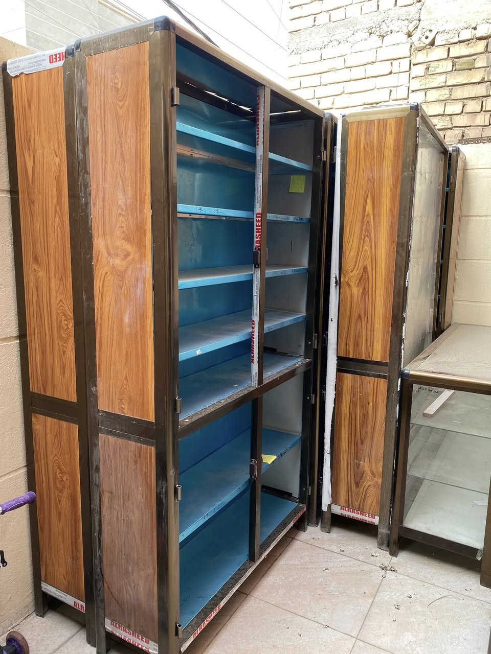 رفوف اللمنيوم للبيع مع عوارض الجام خانه عدد الرفوف خمسة طول الرف مترين و العرض متر و 10سم مع كامل الابواب 
للاستفسار ***********
المكان بغداد الكرخ
