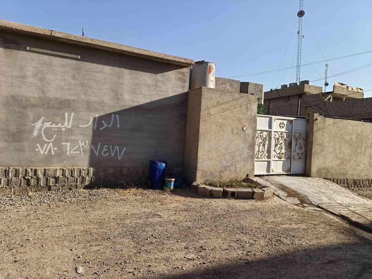 للبيع

مساحة 500متر (قطعتين) القطعه الاولى  الي بصف الركن بيها بيت يتكون من
غرفتين +استقبال +مطبخ +هول+حديقه داخليه
  
معه الطاقه الشمسيه 10Aنهاري و 8ليلي

القطعه الركن تحتوي ع محل بالواجه (معه ارفوف كامل )
معه مساحه بالوسط 
معه مشتمل يتكون من غرفتين 
للاستفسار
***********
العنوان وره سيطرة السايلو مثل ماموضح بالفيديو
