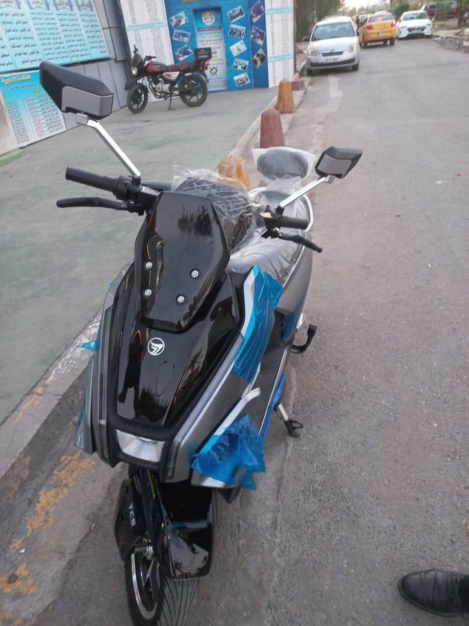 سلام عليكم دراجة شحن بيم باو
مواصفات الدراجة
ملف 2500 
6 بطاريات
ثلاث سرعات تمشي 75k/h
الدراجة تمشيك مسافه 65k الى 75k
دشبول.
لايت عالي ناصي بل اضافة 
اشاير يمنة يسرة 
مثبت سرعه 
بريكات هيدروليك دهن 
التشغيل مالتها يجي (بصمة) عدد 2وبيها 2 سويج هم
منفذ شحن USB تلفون ومنفذ شحن الدراجة 
يجي بيها جهاز حماية انذار وتقفل تاير ميتحرك يعني مستحيل تنباك لا سامح الله 
الاستفسار  *********** واتساب فقط او سيم كارت
