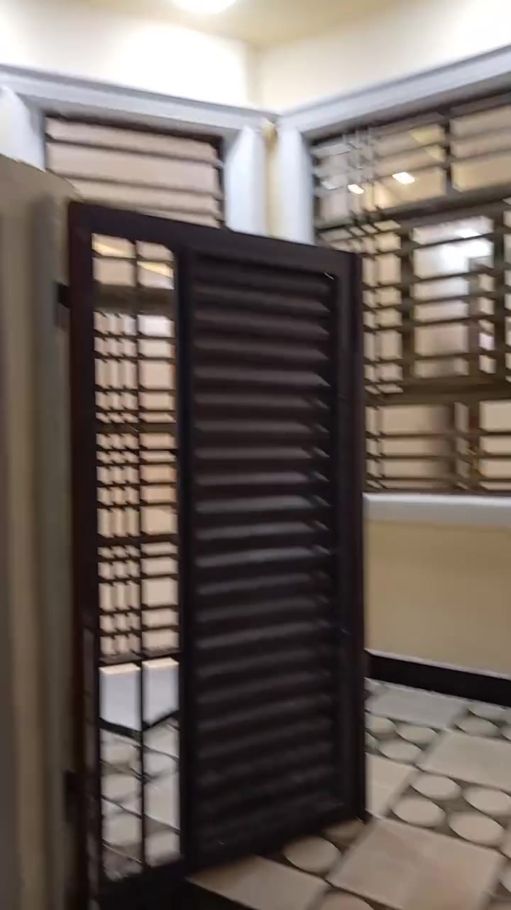 للبيع بيت مساحه 100 متر 
بناء سنه 2026 حديث يعني يوم كمل تشطيب 
يحتوي ع بناء
غرفه نوم
صاله 
مطبخ
استقبال
منور داخلي
مجمع صحيات داخلي
مجمع صحيات خارجي لأخطار
أرضية بورسيلن
أبواب درجة اولى صاج
محجر تركي
كهربائ خطين
ماء جاهز وكامل
ديكورات حديثة
صبغ حراري البيت خارج وداخل
علمن البيت جاهز وكامل اليوم تم اكماله 
السعر ع رقم ***********
جنس ارظ طابو زراعي صرف 
حله ابدايت النيل فرع مخازن المرجان ثالث بيت ع فرعي
خدمات كاملة 🙏
