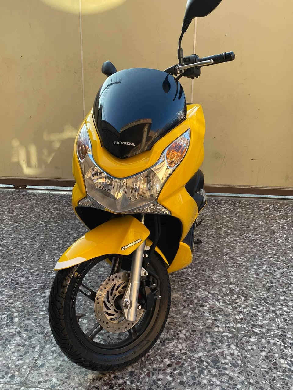 بي سي اكس لون اصفر
ماشيه٢٣ الف السعر 850 مستعجل وعندي عملية 
دراجه.  مال رمبه 
العنوان. بغداد البنوك 
اتصال عل سيم كارت متواجد ***********
