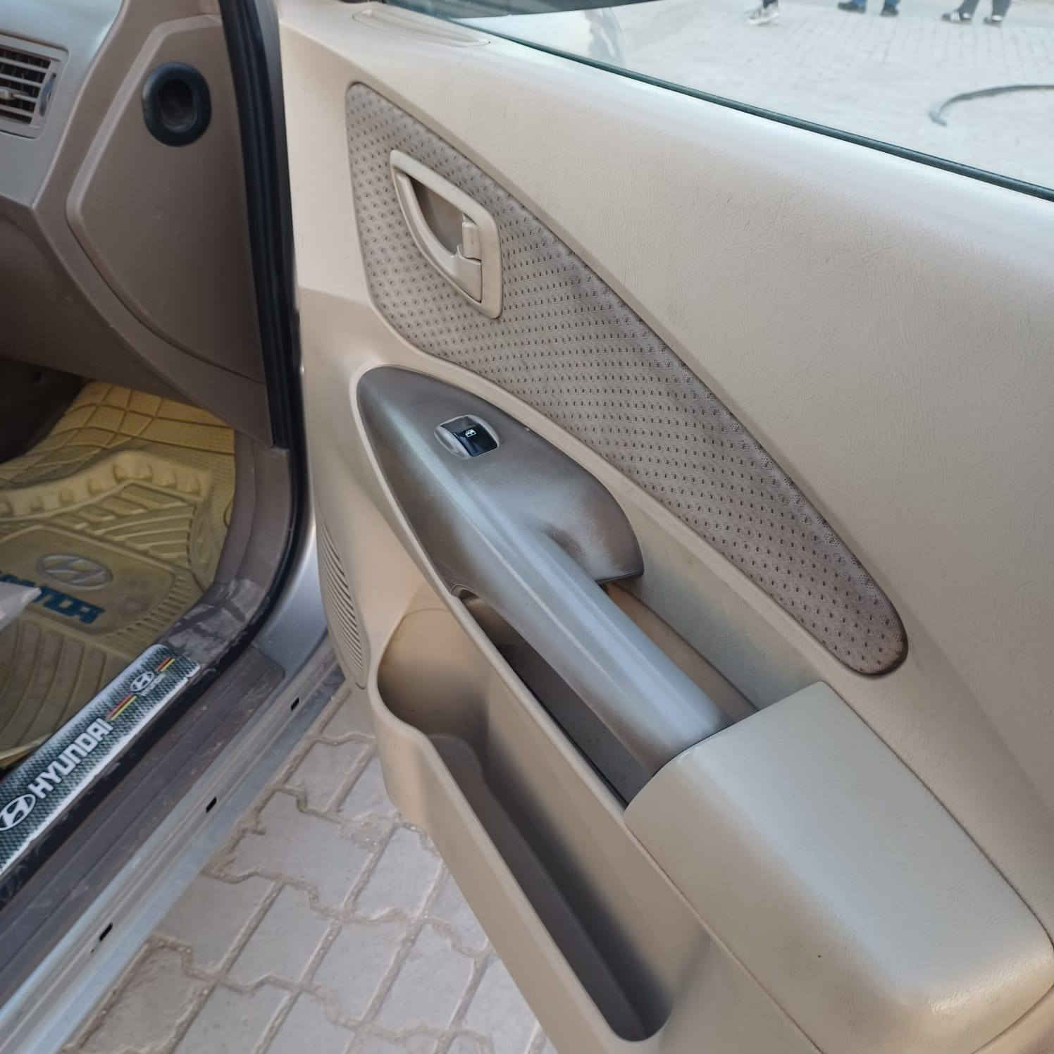 السلام عليكم توكسان موديل ٢٠٠٩ محرك ٢٠٠٠ دوش مكفوله كفاله عامه بيها شبر بشم البنيد فقط 
محرك وكير جديد تخم تاير جديد تبريد تتدفئه شغال ماشيه ١٩٠ الف كم سياره جديده مال بيت على وضع الشركه برغي مافتوح بيها 
مكاني بابل 
السعر ١٢٠ 
***********
