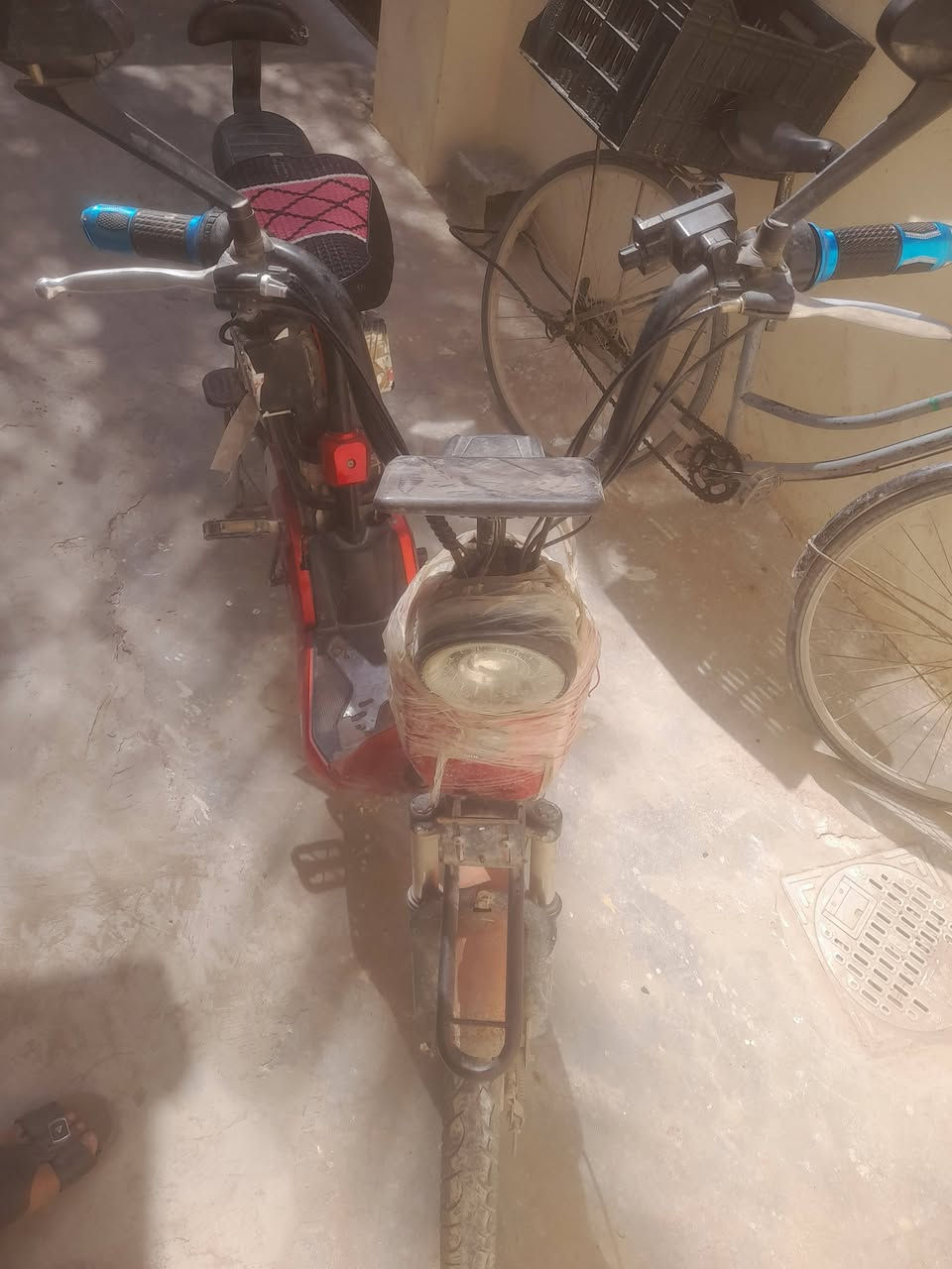 السلام عليكم دراجه شحن نضيفه كلهه شغاله كهربائياته شغاله سعر200وبيهه مجال حك الجيه مكاي ديالى بعقوبه التصال على الرقم ***********
