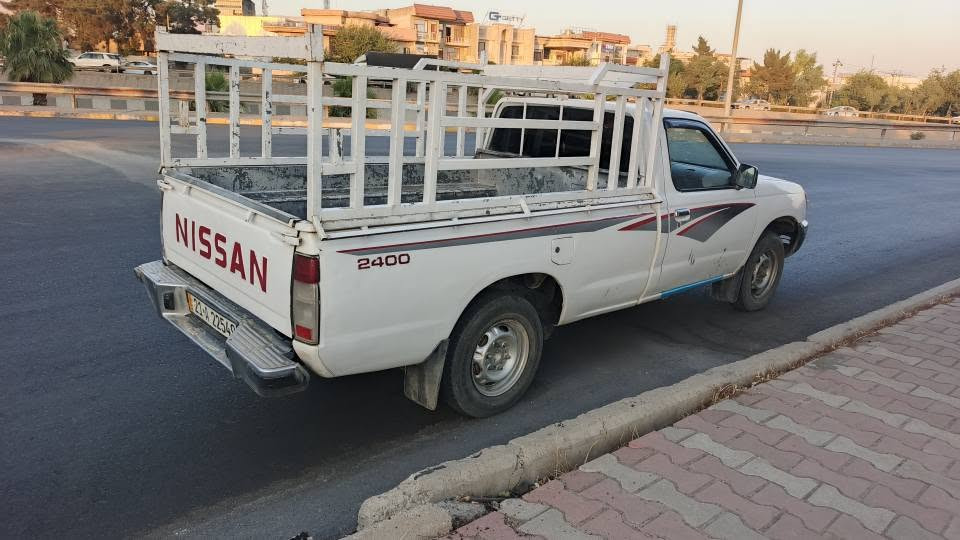 بەناوی خوای گەوورە نیساان بۆفرۆشتن مۆدێل 2002تەبریت لەسەرسویچ سەیارەکە دو پارچەی بۆیاخە چەمەلەخو بۆنید قرچێکی کەمی هەیە زۆر کەمە  سەیارەکە بۆیاخی نیە سەنەوی تازەەیە چوارمانگی ماوە ڕەقەمی تازەیە هەزەی تازەیە چەم چەوناوبۆدی مەزبوتە ماڵی کەسابەتە بەنرخی خوار هەمو بازاڕ ***********لەسلێیمانیم كركوك, العراق
