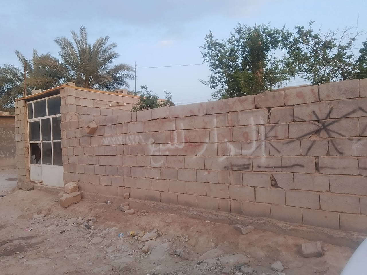 سلام عليكم البيع بيت ركن مكانه نهايت حي عرار مساحته 200متر تبليط كدامه يحتوي على غرفه ومطبخ وهول سكفه زين بي محل ركن حديقه جبيره سعره 12وبي مجال لاستفسار رقم ‏‪0788 112 4939‬‏
