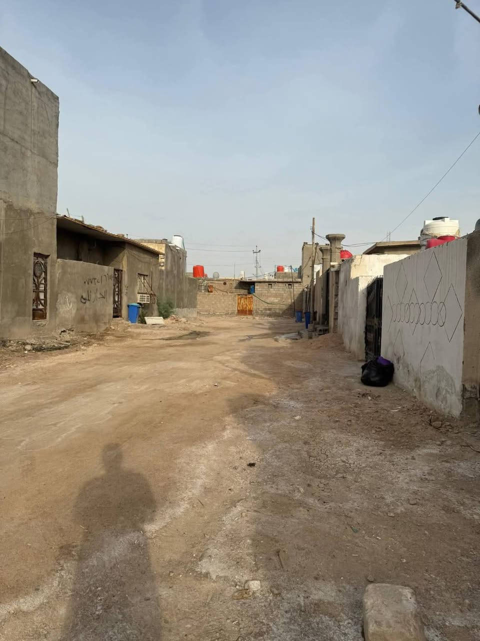 السلام عليكم ورحمة الله وبركاته
دار سكن للبيع بسعر مناسب

مساحه 120 متر
على شارع 10 متر

جميع الخدمات متوفره 
مدارس كهرباء ماء مجاري

محتويات البيت⬇️
كراج
دوانيه + صاله
غرف منام 2
مطبخ + صحيات

العنوان أبي الخصيب طريق الوصطي مقابل مدرسة طيور الخصيب الأهلية

نوع العقار طابو ملك صرف زراعي عراقي سند 25

السعر 40 وبي مجال


**إذا كنت صاحب هذا الإعلان وتريد حذفه لأي سبب، رجاءا أرسل رسالة إلى الدعم الفني**