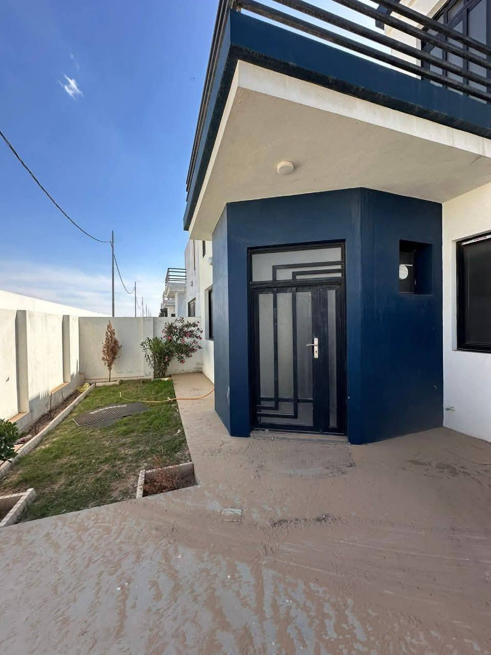 دار للبيع في مجمع النخيل مساحة 200م 
ثلاث غرف نوم
واصل 
 بلوك 12 تطلوعة مناسبة جداً للتواصل ***********
***********
