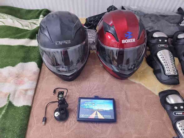 غراض للبيع ٢ خوذ فج قلاب ثنينهن بيهن بيهن سماعات نضيفات بس الحمرة الجامة مالتهة شوية مشخطة  وكسارات جديدات ستيل ثقيل وشاشة ترهم عل دراجة ما اعرف لنضامهة 
الخوذ الحمرة علا ٢٥
والسودة ب٣٥
الكسارات ب٣٠
والشاشة ب١٥ 
كامرة مغامرات بدقة 1080 شغالة علفحص قفلهة ٢٠
اسعار ثابتة رجاء بدون معامل والياخذهن شلع نتفاهم عليهن عنواني بغداد الحبيبية *********** مستعجل علا بيتعهن بدون معامل اسعار ثابتة بغداد
