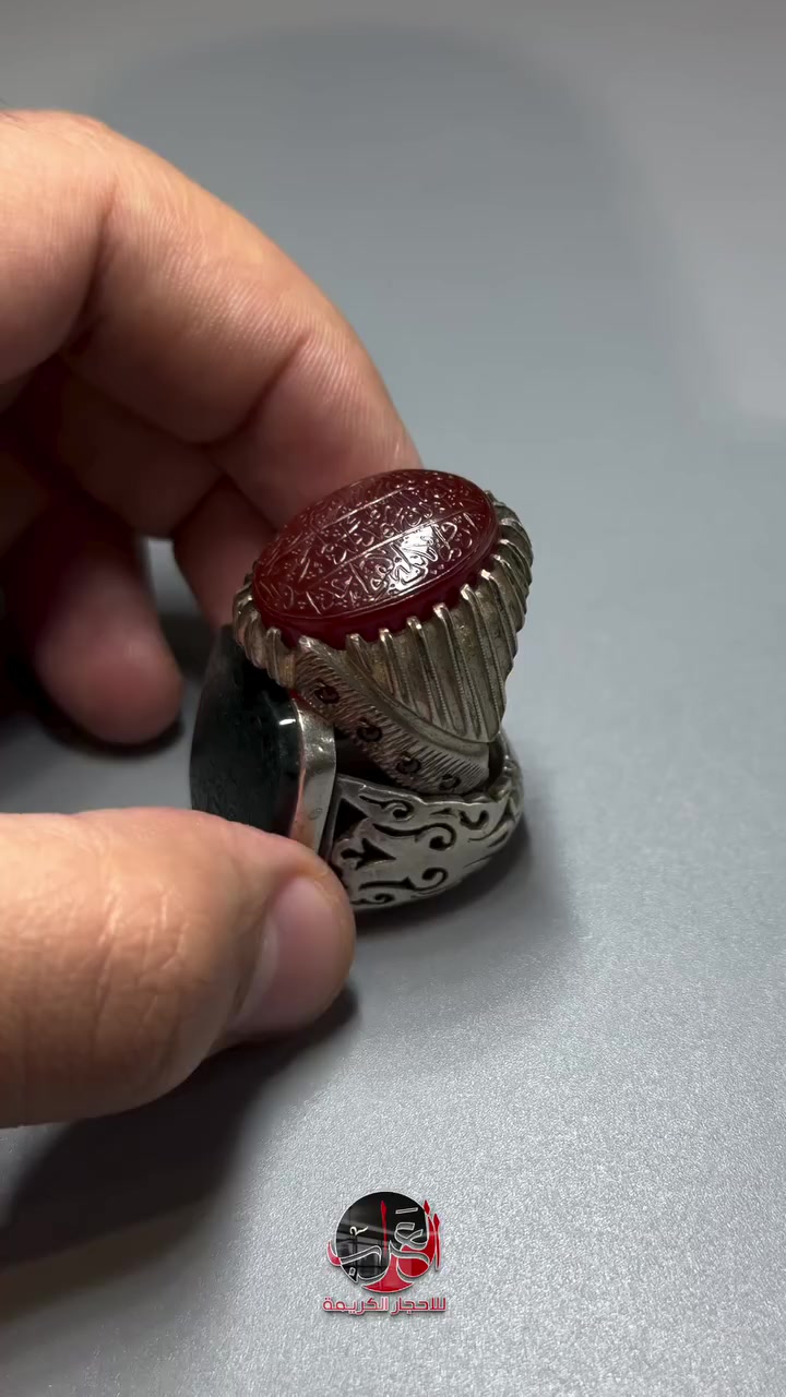 عقيق يماني كبدي دموي مستوى عالي جدا 
خط الاستاذ المبدع محمد العاملي سورة التوحيد 
صياغة يدوية ثقيلة مقاس الخاتم "24" ***********
