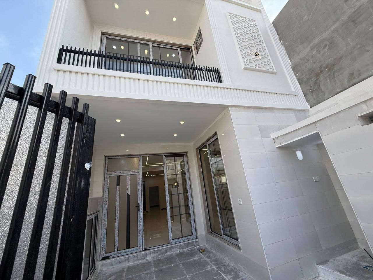 منزل للبيع 
في منطقة باداوة المساحة 113متر
يتكون من مطبخ حار +وبارد+ صالة+
غرف نوم 3 + مجموعة الصحيات 
السعر 6دفاتر و80 ورقة وبي مجال
الاستفسار اكثر للتواصل
***********☎
***********☎
