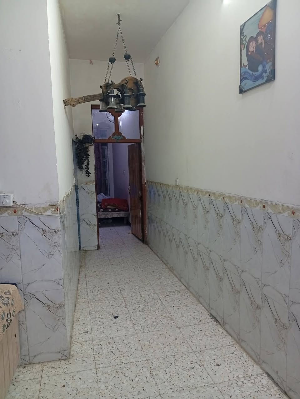 سلام عليكم بيت مساحه 150 متكون من 3 غرف وصاله واستقبال وحمام جوه وحمام فوك بيت بناء حديث المكان الزعفرانية الأربع شوارع شارع محمد البياتي ***********
