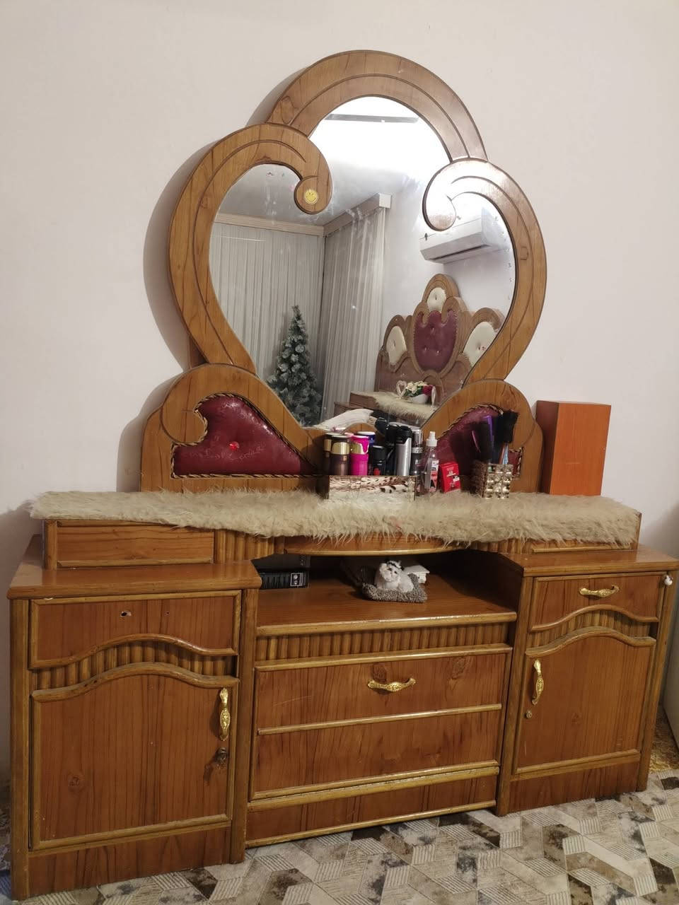 متوفر غرفة نوم جديده صارلي اقل السنه من اخذته سعره مليون و250وبيه مجال من عده مندر ***********مكاني داموك شارع مثلث
