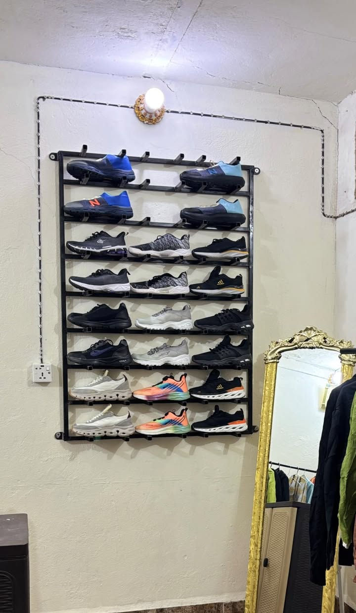 للبيع ستاند احذية حديد يلزم 27 حذاء + ستاندات ملابس عدد 2 الطول مترتين و 70 سم للأستفسار  خاص او على الرقم ***********
