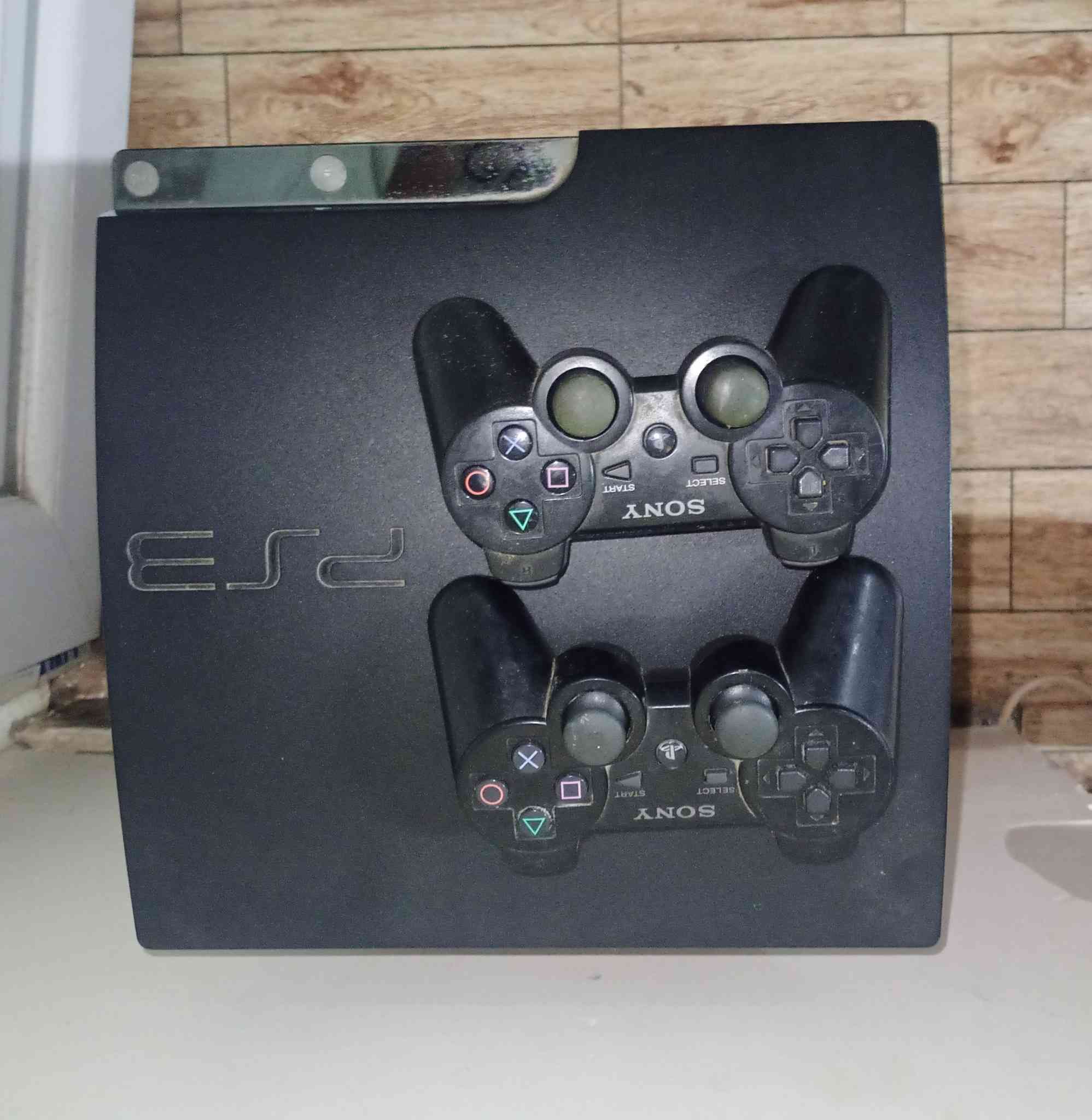 بلي 3للبيع 

يجي وياه جوستكين و هارد العاب بيه 43 لعبه 

يده وحده ال R1 مالته ما يشتغل و شاحنه يده ماكو و سلك الهارد ماكو 

تواصل برقم واتساب ***********
