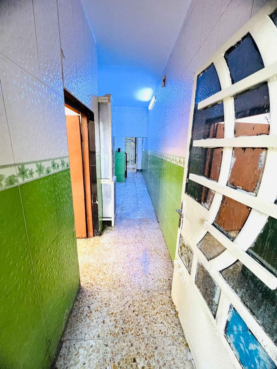‏يا الله سلام عليكم بيت للبيع منطقة جسر ديالى الجديد بغداد الكنغولية مساحة البيت 100 متر بيع مستعجل بسبب الظروف بيت كامل ما مسكون به بيت جاهز سيراميكوك شي وترميم جديد واجر سطح موجود موضح بالقطع الفيديو موية وكهرباء وخدمات قريب على الشارع يبعد عن الشارع 50 متر البيت جاهز ونظيف بنيان حديث يحتوي البيت على غرفة خمسة بأربعة وصالة وصحي ات الداخلية وخارجية يحتوي البيت على مطبخ حار وبارد واستقبال وق راج والبيت جاهز الوجه خمسة والنزل 20 البيت باسمي سند 25 تحويل مباشر من طرف المشتري وبي مجال للشرا ايه يحتوي البيت على طابق ونص وكامل على آخر حباية رقم الهاتف *********** واي استفسار على هذا الرقم ما متواجد على الفيس اللي يحب يتصل وبخير ويدل بيت كلش نظيف وبالعافية علي اخذه يكمل المقطع الفيديو ويتصل بي وأنا بخدمه السطح مطبق

