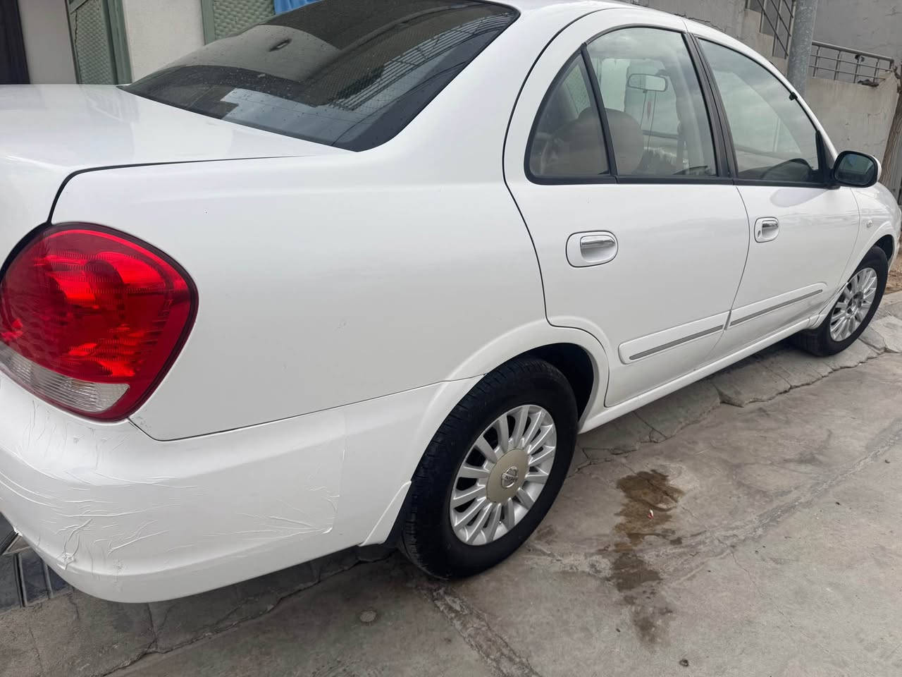 صنی یابانی ٢٠١٢ نمونەیە سەیارەکە بۆیاخی نییە دوو پەڵە ساردی هەیە 
سەیارەکە یەک دەستە دوو سویچی شەریکە
سەنەوی تازەیە
گیری عادییە
١٧٠ روشتوە
*********** حلبجة, السليمانية
