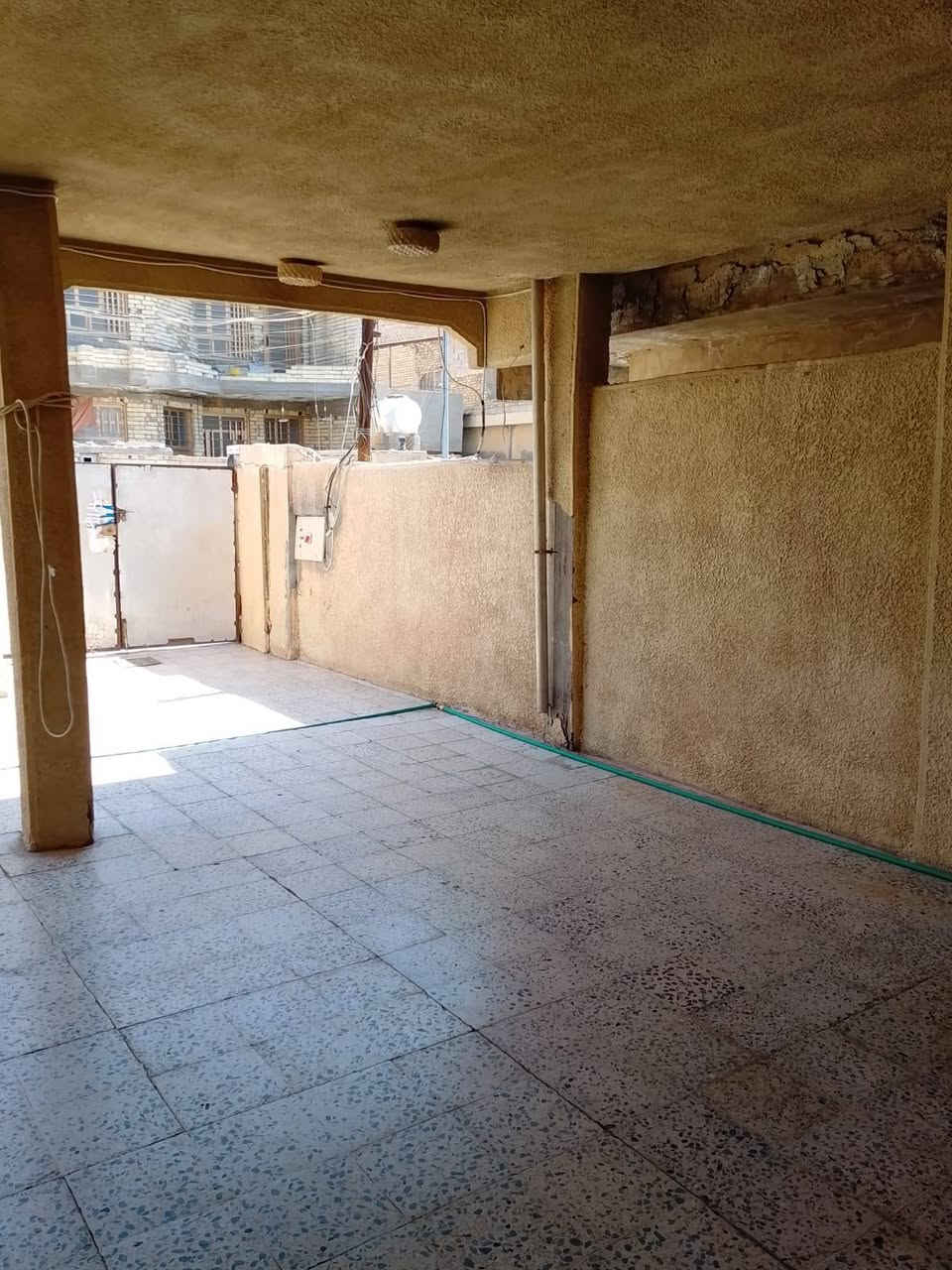 السلام عليكم بيت للبيع مساحه 300 متر بناء الثمانينات طابقين المرفقات ثلاث غرف نوم استقبال صاله هول مطبخ حمامين فوك وجوه كراج سياره يكفي سيارتين حديقه منور على داير البيت المنطقة حي المعلمين خلف مأكولات احمد ياسين شارع 8 كامل خدمات تبليط وماء ومجاري وكهرباء✅ سعر المتر 1 مليون دينار قابل للتفاوض الاتصال📞 على الرقم التالي👈🏻 ***********
