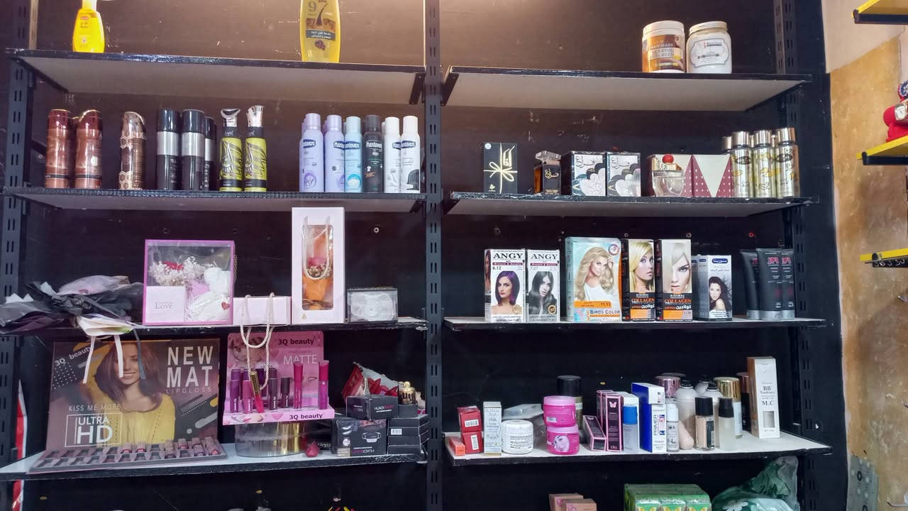 ديكور محل ألبسة متكامل للبيع
مساطر معلقات ملابس وشالات 
فاترينا أرضية 
العنوان حديثه الحي العسكري 

خاص او أتصل ***********
