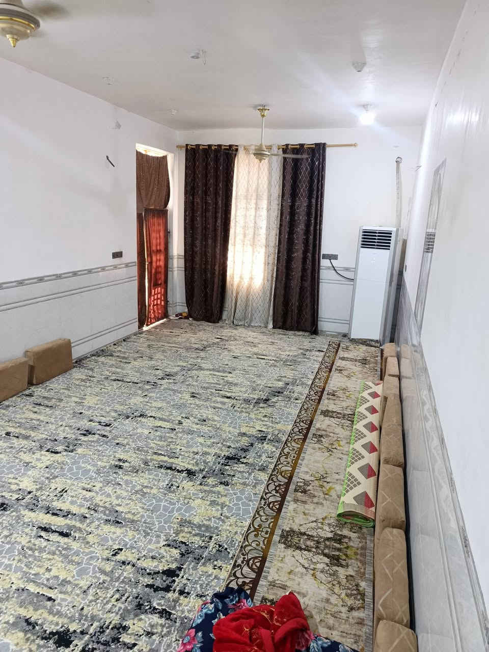 السلام عليكم بيت لبيع المكان الشموخ الولئ قرب جسر المشات متوفر جميع الخدمات محوله باب البيت بنيان حديث
المساحه 200متر
عدد الغرف 2الحجم 
صاله 8في 4
ومطبخ جبير 
وديوانيه9
طارمه وصحيات خارجيه وداخليه
السعر خاص تواصل عله هاذه رقم
***********
