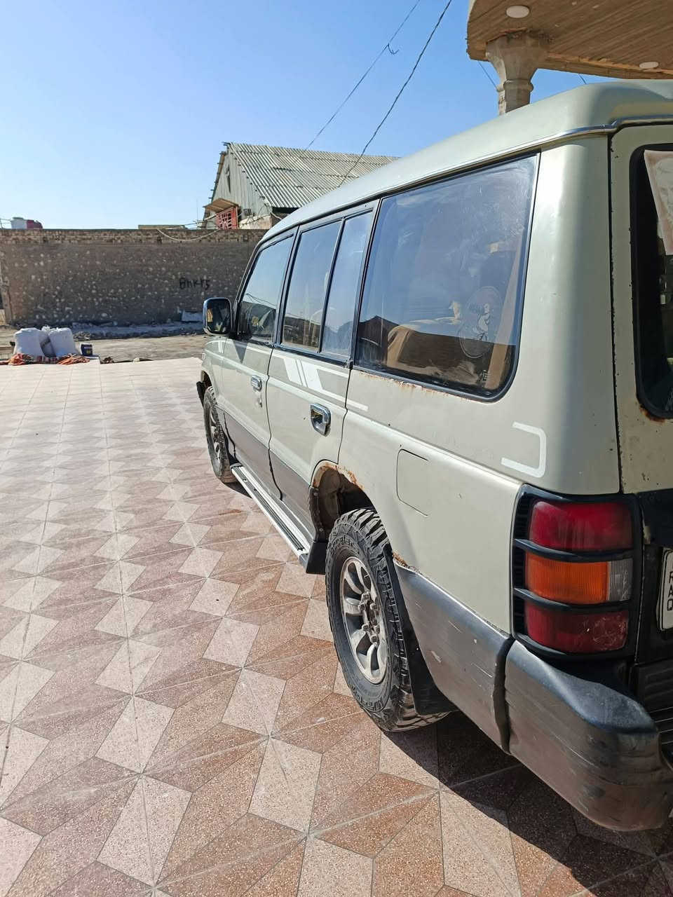 السلام عليكم باجيرو 91 رقم بصره انكليزي
38 وبيها مجال 
مكينه محوره vvt كير النمره ال3 ماتجي 
حداديه وسط كهربائيات شغاله
 مكفوله من الضربه والصبغ
 سنويه لل2030 
مكانها الديوانية قضاء الشامية 
للاستفسار الاتصال ***********
***********
