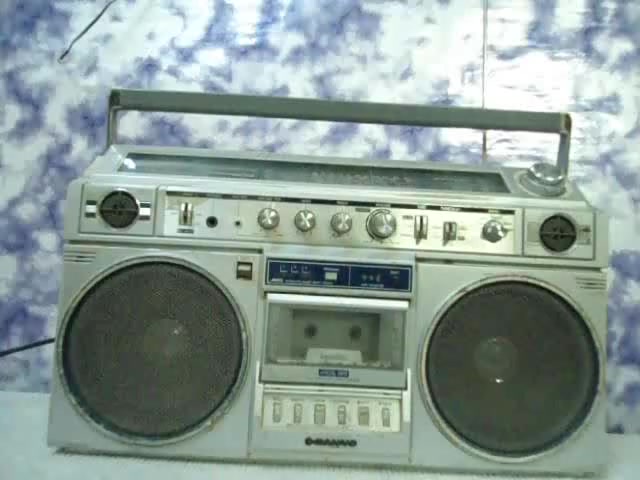 راديو مسجل ستريو ماركة SANYO
راديو 4 موجات بيFM
المسجل شغال بالكامل 
مدخل اواكس AUX 
***********واتس اب 
يوجد توصيل
