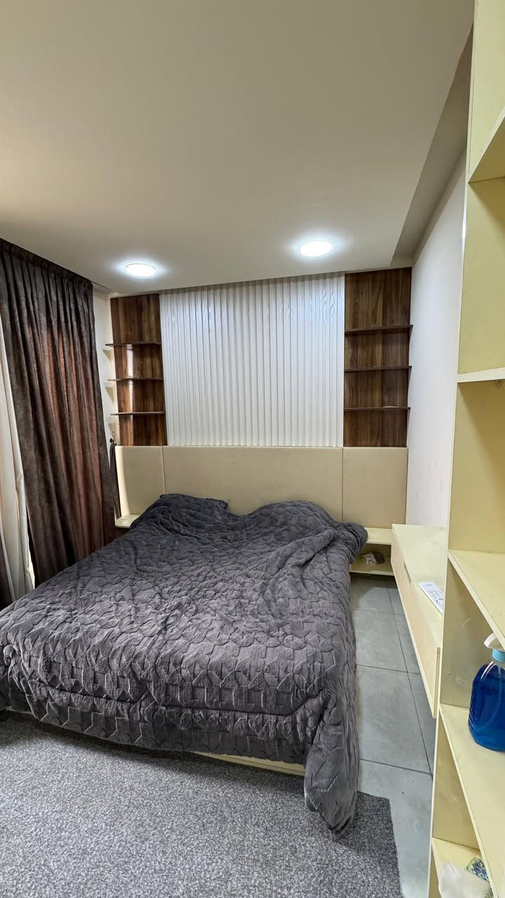 للايجار_في_السيدية
شقة في (مجمع المحبه) نضيفه جداً 
(للعوائل فقط)

تحتوي على :- (مؤثثه اثاث بالكامل) 
مساحه 103 متر 
صالة (تحتوي على TV وتخم )
مطبخ (يحتوي على كاونتر كامل و طباخ )
غرفتين نوم (مؤثثات كامله )
(وتحتوي على 4 سبالت ) 

 بارك مجاني _ مصعد 24 ساعه _ خدمات صحيه 
سعر الايجار:- مليون و250 

للاستفسار (متوفر واتس اب) :*********** 
الكوخ للتطوير العقاري
