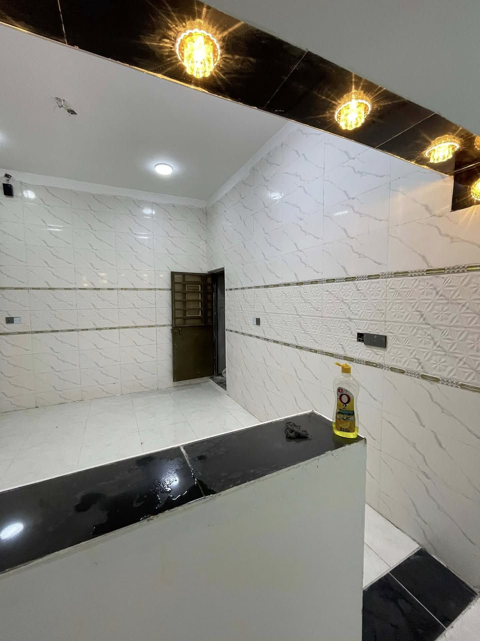 بيت بمساحة 200متر بناء شخصي موقعه📍باب الهوا شارع باب الحاره السعر💸 80وبي مجال 📞***********
