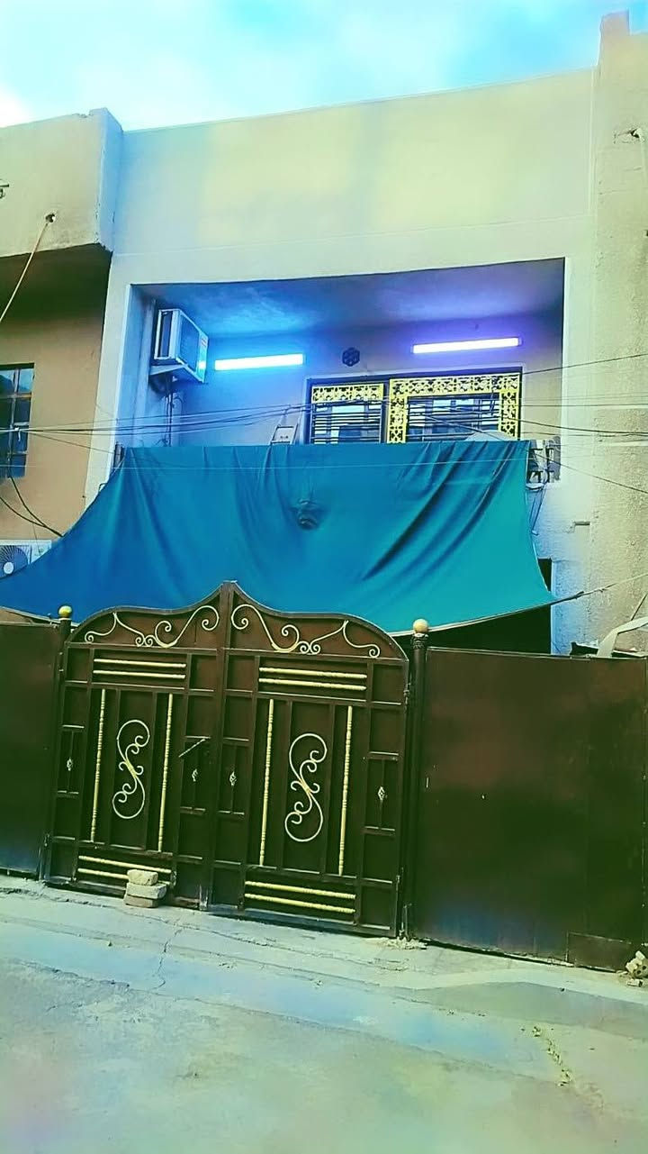 السلام عليكم دار للبيع المساحه 62 ونص الواجهه 5 زال 12:30 طابوا ملك صرف العنوان نهايه حي الشباب مدخل جامع علي السجاد يفصل بين حي التعليم ونهايه حي الشباب يحتوي الدار على هول ومطبخ وخدمات بطابق الاول طابق الثاني يحتوي على غرفتين نوم وسطحن الاستفسار على الرقم ***********.
