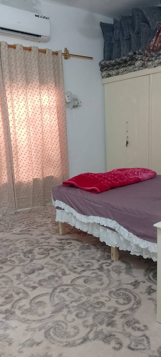 السلام عليكم دار للبيع قرب حي مهندسين يم مدرسة بغداد مساحته 185 عباره غرفتين وصاله وبراني وحمامات اثنين ومطبخ وطارمه الاستفسار ***********
