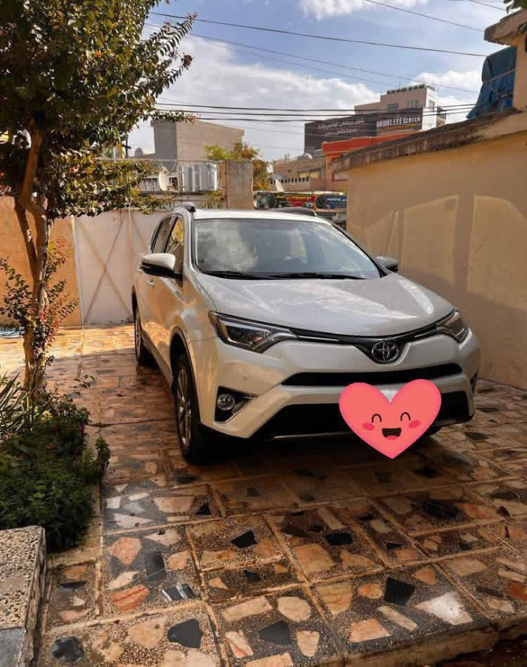 السلام عليكم 
 
تويوتا راف فور فول مديل 18 فول  مواصفات VXR سياره جديدة مكفوله كفاله عامه  من الضربه الصبغ والشخوط  رقم سليمانيه جديد ماشيه 115 بيع او مراوس للاستفسار 
***********
