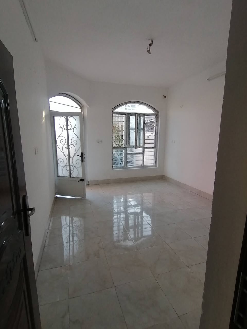 دار  #للايجار
الموقع : حي الملائيين الأولى (قرب جامع الصواف)
المساحة : 140 متر
ط1 غرفة وصالة وهول ومطبخ وصحيات وكراج وحديقة
ط2 غرفة وبيتونة
للاستفسار
***********
***********
نستقبل طلباتكم العقارية بيع شراء ايجار
