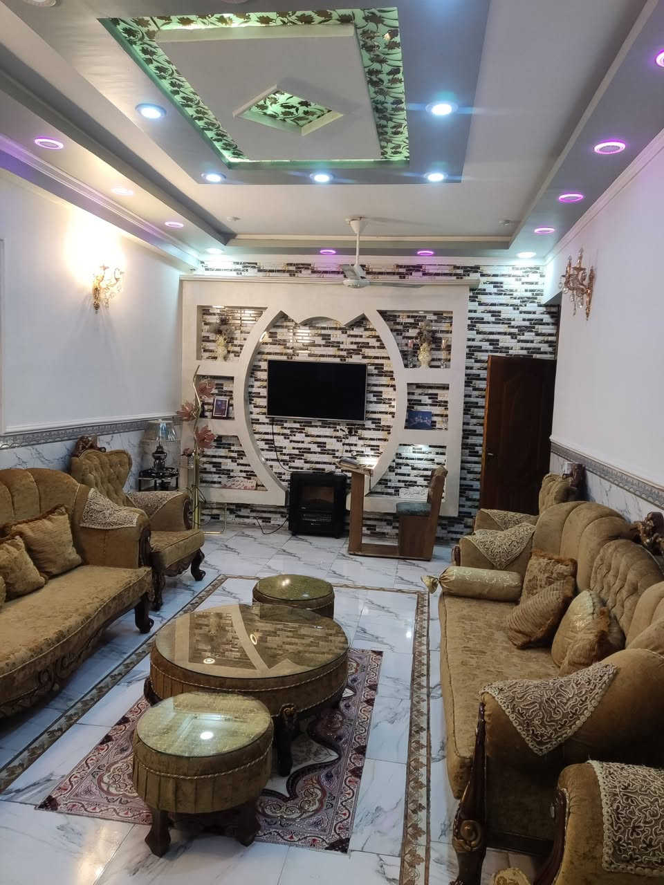 بيت للبيع مساحه 150 متر واجهه 7 ونص في 20 
الموقع البلديات منطقة المضمار خلف سنتر البلديات ثاني فرع عن الشارع العام ***********
