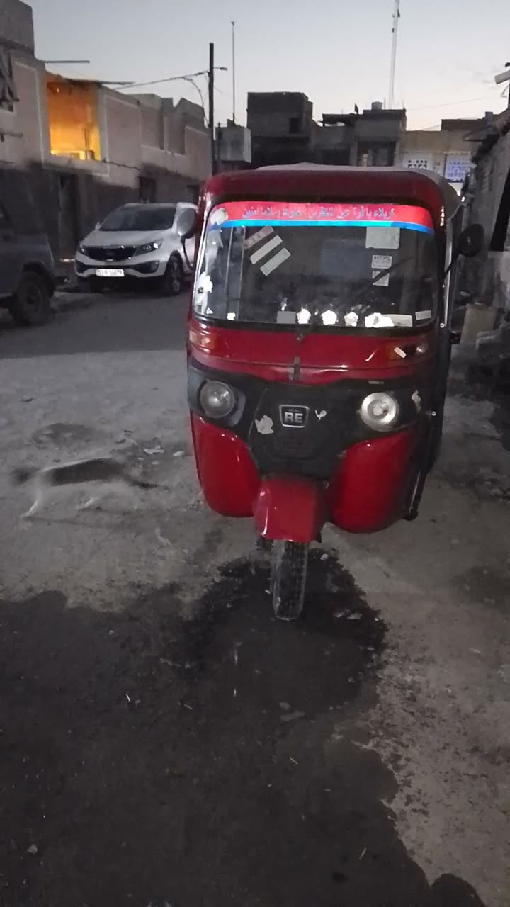 سلام عليكم تكتك باجاج ١٨ مصبوغه عام تعمير بس دوس تكتك كامله شغاله بس كهربائيات يرادلهن ترتيب رايدهة 4ونص وبيهة مجال حك الجيه عنواني بغداد مدينة الصدر رقمي ***********ما متواجد عل فيس
