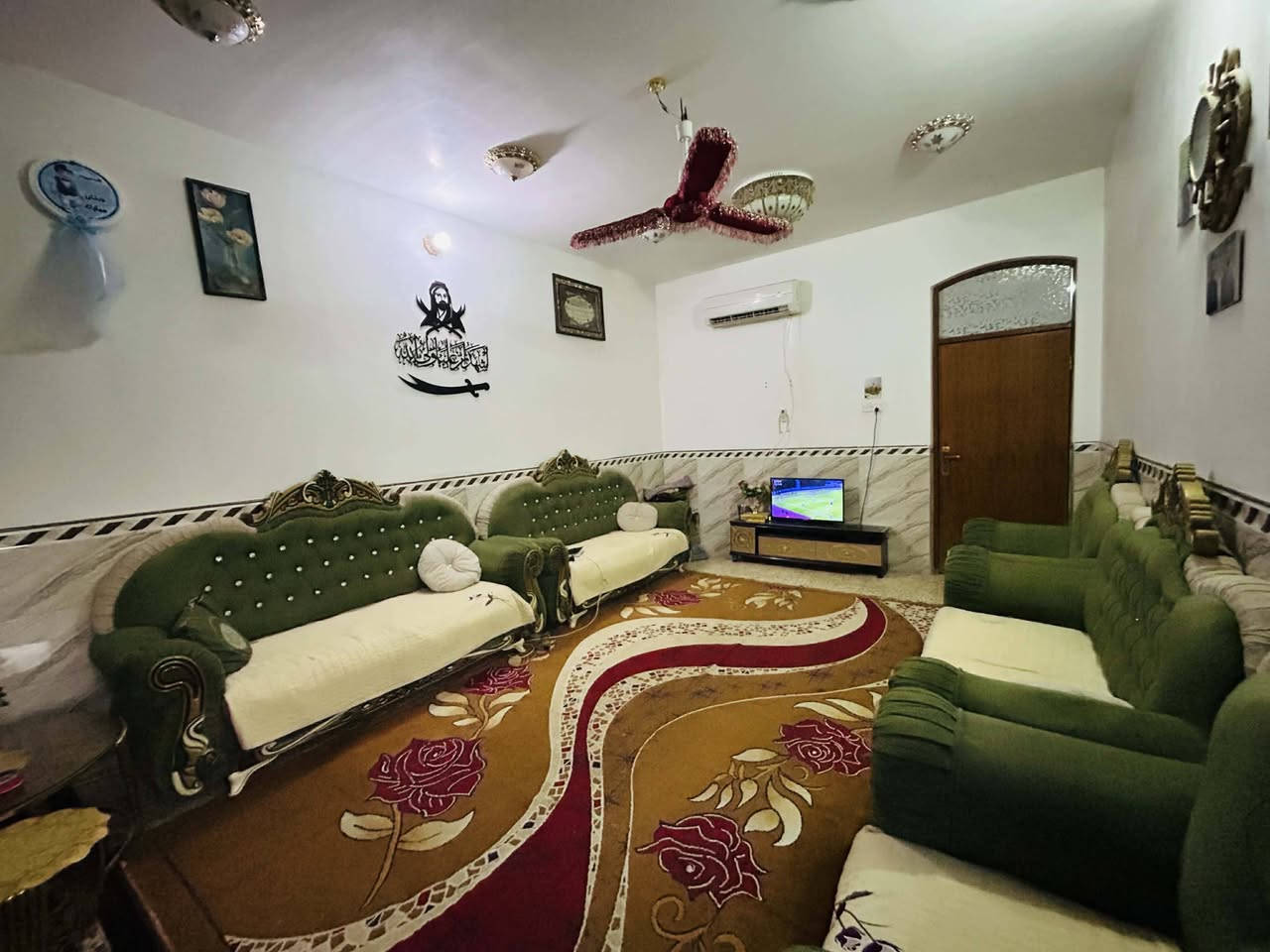 السلام عليكم .بيت طابو صرف العنوان  في حي العسكري  قرب ساحه تارتان تحسين قرب مدرسه كميل مقابل ساحه كرة القدم . البيت ركن على شارعين.شارع امامي تبيلط 10متر   .المساحه 165 الواجهة 15متر النزال 11متر البيت نظيف جدا يتكون من غرفتين نوم واستقبال وصاله واسعه. ومطبخ حار وبارد وصحيات خارجيه...بناء حديث .طابوق والسقف صب كونكريت مسلح  . الطابق الثاني يوجد فيه مخزن ...للشراء والاستفسار عن السعر الخاص مفتوح او اتصل بالرقم ***********
