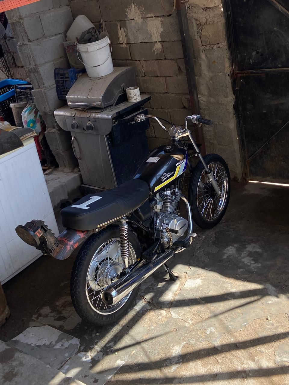 السلام عليكم اخوان دراجه للبيع اوراق اسنكر ما صارلها هواي من تعمرت بعدهي جديده وما متعوبه غراض اصليه تجي وتشزف بعينك السعر 850 وبيها مجال كلش قليل  الرقم *********** الشراي يراسل ويدلل
