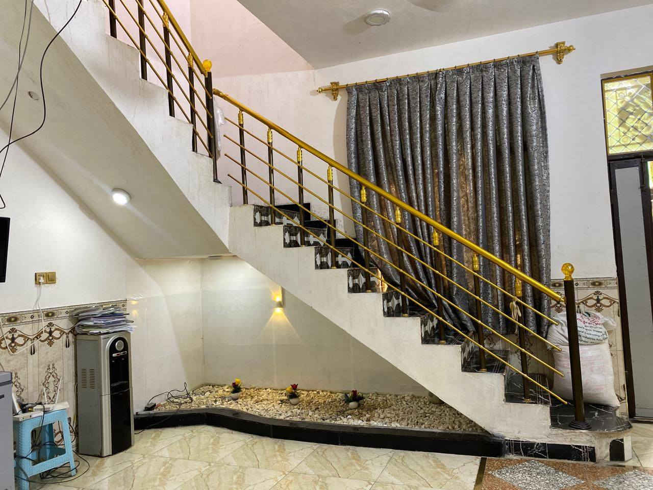 بيت للبيع في حي الفداء مقاطعه 22 مساحه 100متر امامي طابقين البناء حديث درجه اولى صب كونكريت سعر 135مليون ***********
