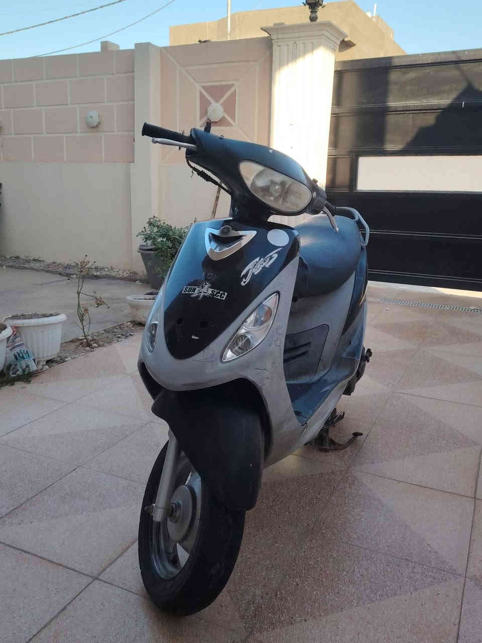 دراجه ماكس منغولي رمبه رمبه ومكاتبه موجوده ما صارها هواي من نازله فولل كامله مكمله مكينه انطيك ضمان بيها برغي ما مفتوح بيها كلشي شغال بيها لايت عالي ناصي اشاير عداد سرعه بانزين ودهن دراجه فول نضافه والله بس متوازي على فلوس لذالك اريد ابيعها وتجي تفحص وتشوف وتأخذ السعر ٧٠٠ وبيها مجال. للاستفسار الرقم *********** واتساب فقط
